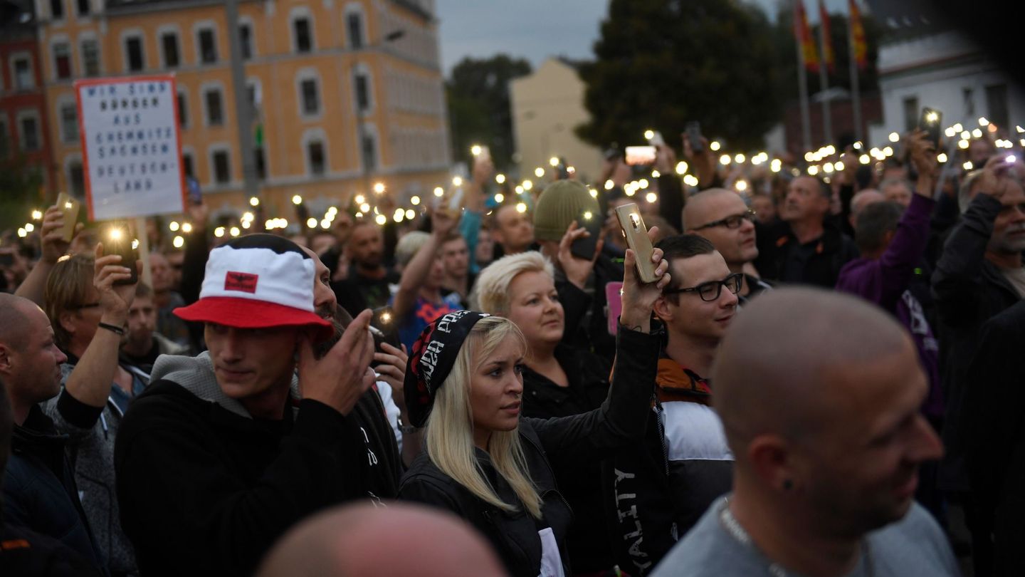 Manifestantes encienden las linternas de sus móviles en Chemnitz (EFE /Franz Fischer)