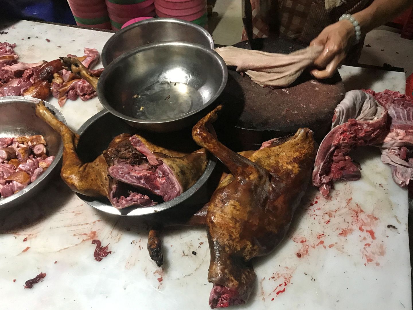Un hombre corta carne de perro en el festival de Yulin. (Reuters) 
