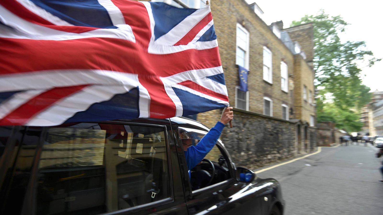 Foto: Un taxista celebra el resultado del referéndum en Londres, el 24 de junio de 2016 (Reuters).