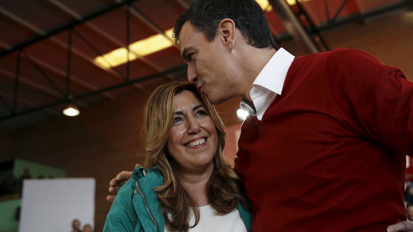 Foto: Susana Díaz con Pedro Sánchez, durante su primer mitin de campaña juntos, en Sevilla, el pasado 12 de diciembre. (Reuters)