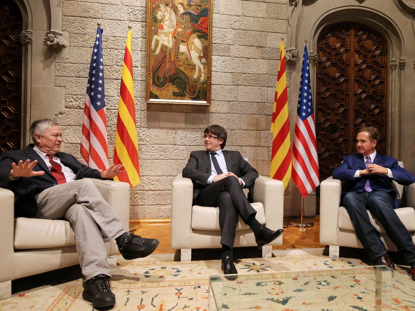 Imagen del encuentro entre Rana Rohrabacher y Carles Puigdemont en Barcelona. (Presidencia de la Generalitat de Cataluña)
