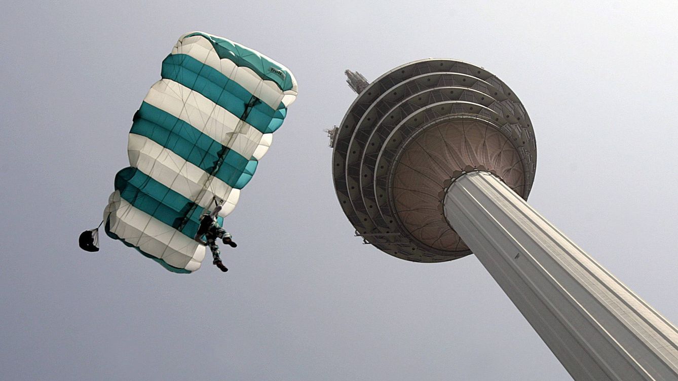 El adrenalínico y espectacular doble aterrizaje de un paracaidista en Brasil