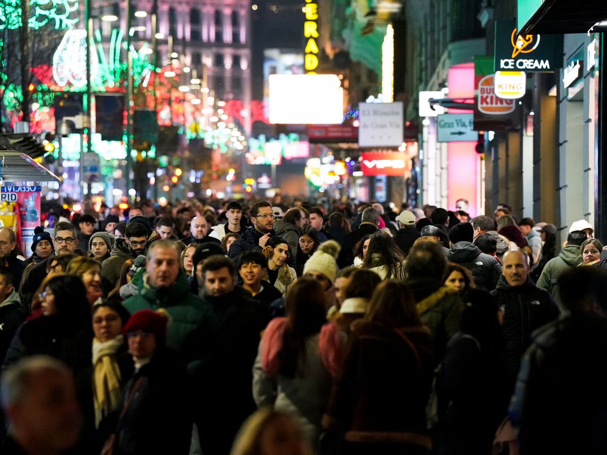 Foto: Cientos de personas caminan por la Gran Vía de Madrid durante la pasada Navidad. (Reuters/Ana Beltrán)