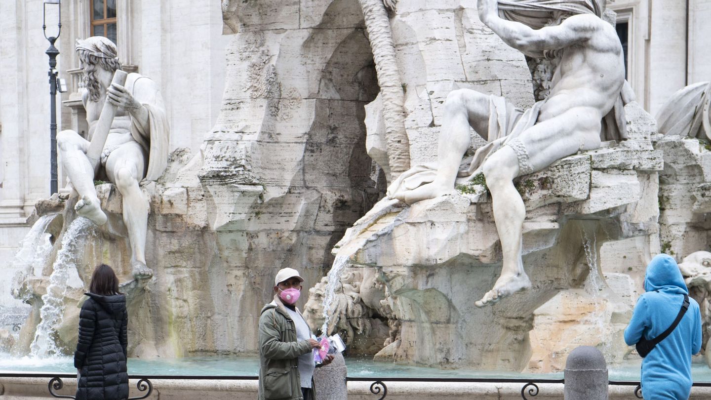 Turistas en Roma con mascarillas. (EFE)