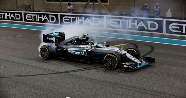 Foto: Nico Rosberg se proclamó campeón del mundo en Abu Dabi hace doce meses... tras disputar su última carrera en la F1. (Reuters)