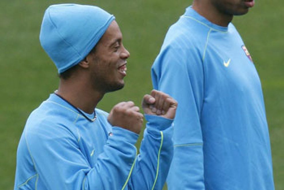 Foto: Rijkaard alineó a Ronaldinho ante el Madrid a pesar de que llegó 'indispuesto' al entrenamiento del viernes
