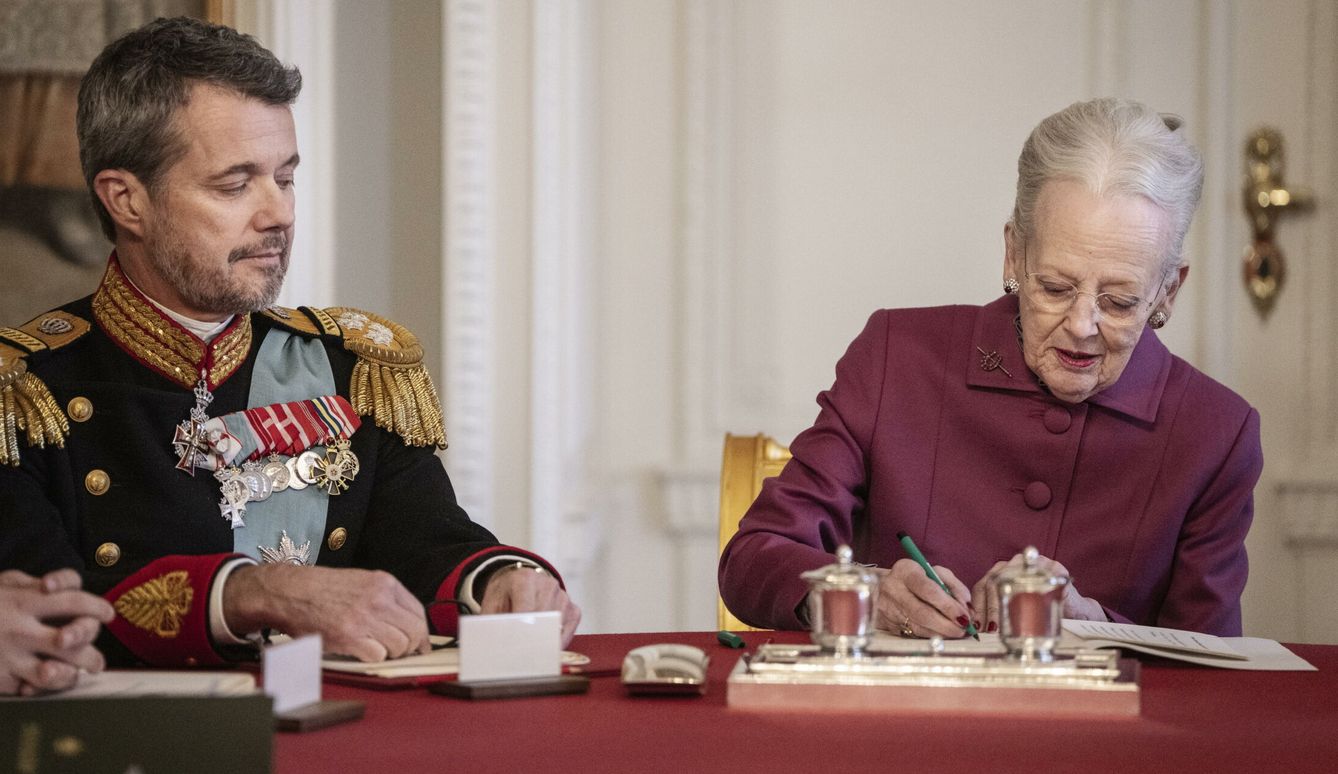 La reina Margarita firmando su abdicación. (Efe)