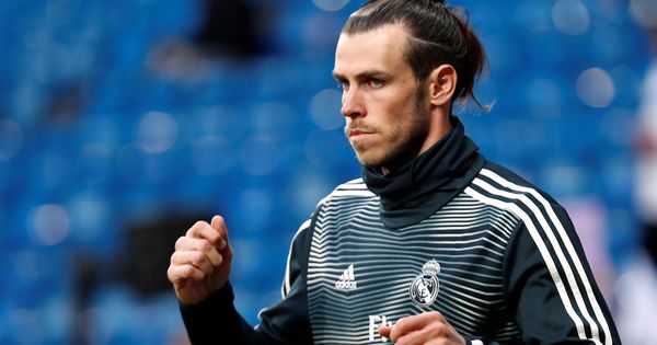 Foto: Gareth Bale, con gesto serio durante el calentamiento en el Bernabéu antes de jugar contra el Huesca. (EFE)