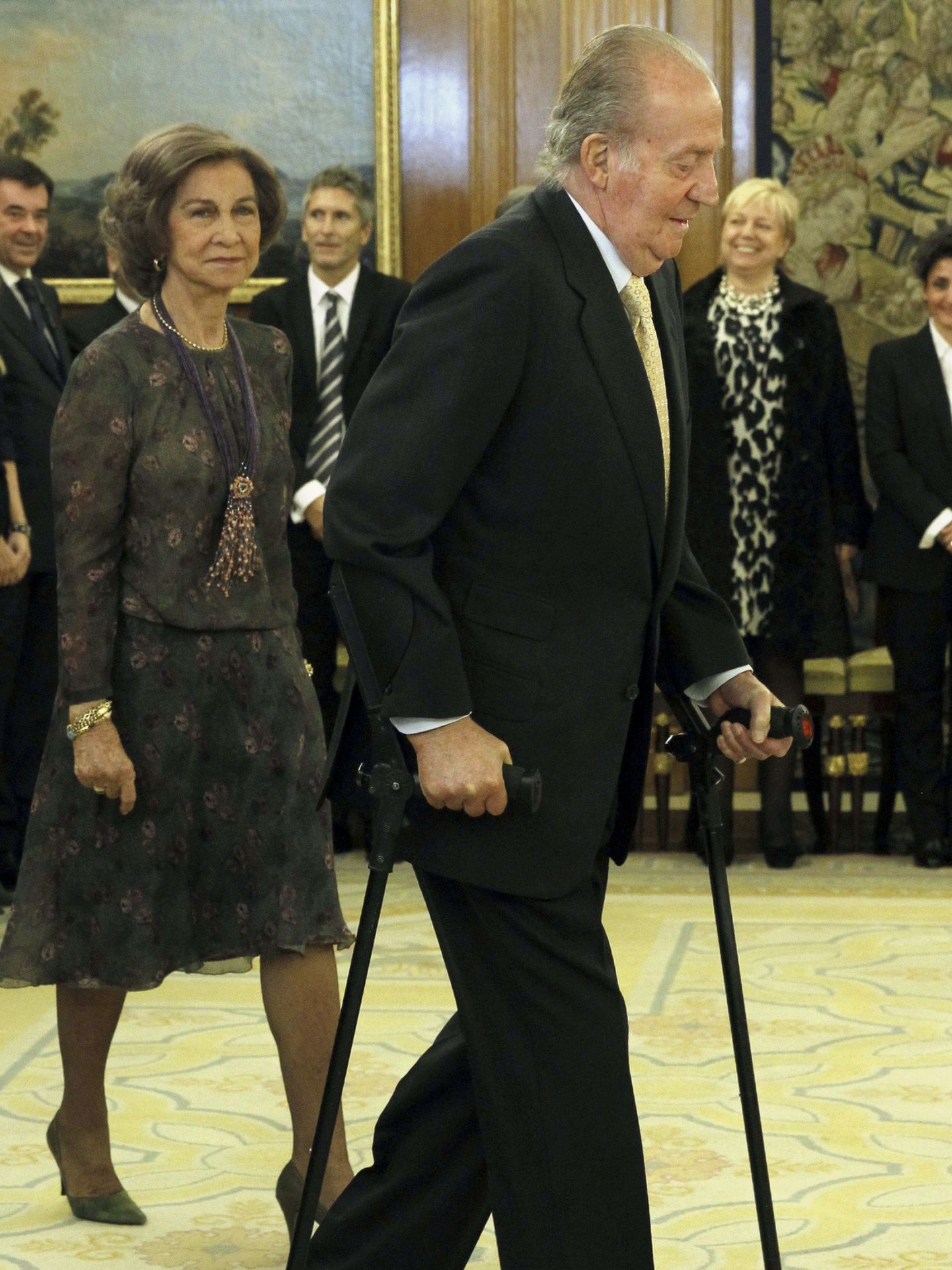 El rey Juan Carlos, con muletas. (EFE)