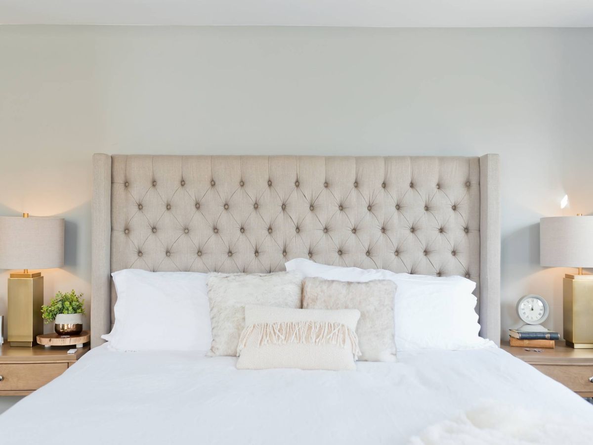 5 cojines decorativos para cama que no te pueden faltar