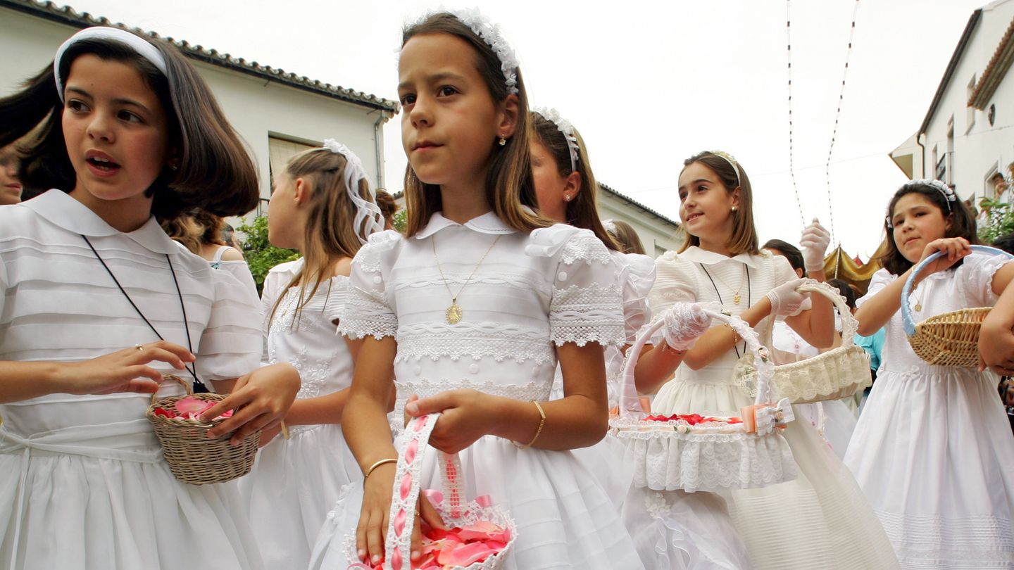 Niñas vestidas de comunión. (Reuters)