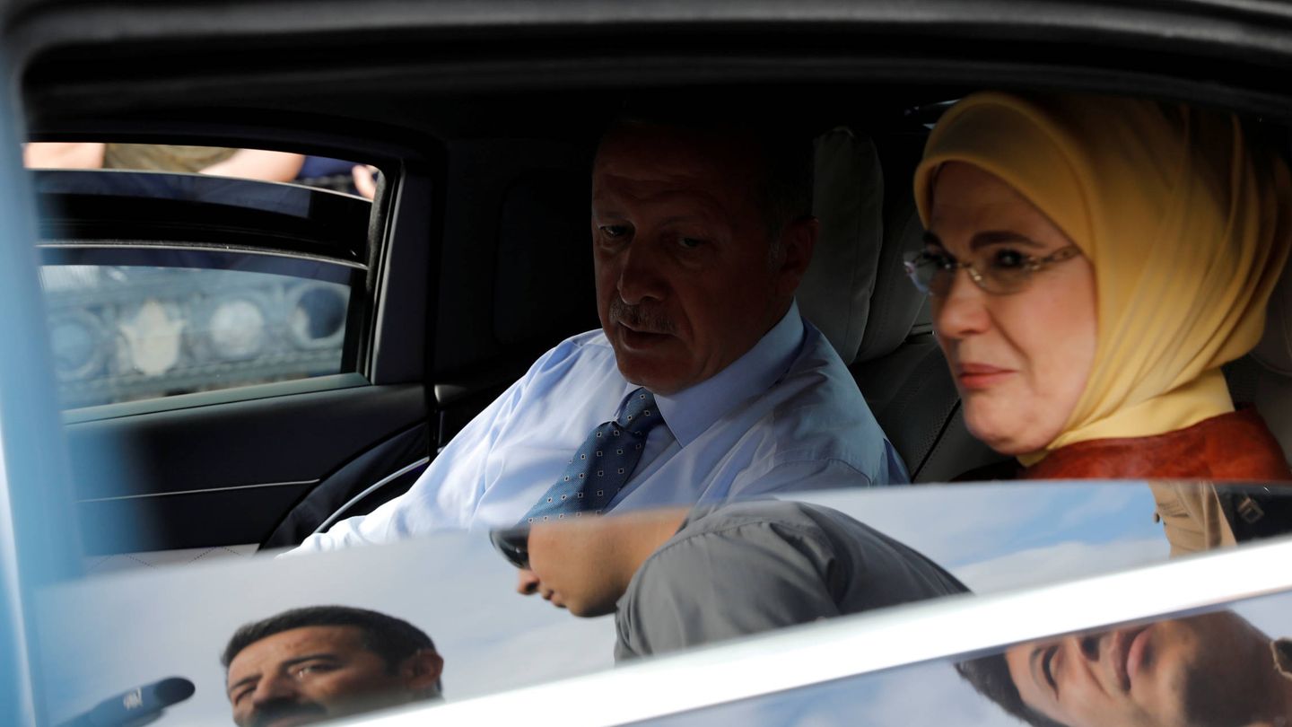 Erdogan y su esposa, Emine Erdogan, abandonan su residencia en Estambul. (Reuters)