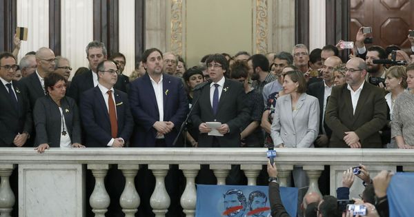 Foto: El presidente de la Generalitat, Carles Puigdemont (c) junto al vicepresidente del Govern y conseller de Economía, Oriol Junqueras, tras declarar la independencia en el Parlament. (EFE)