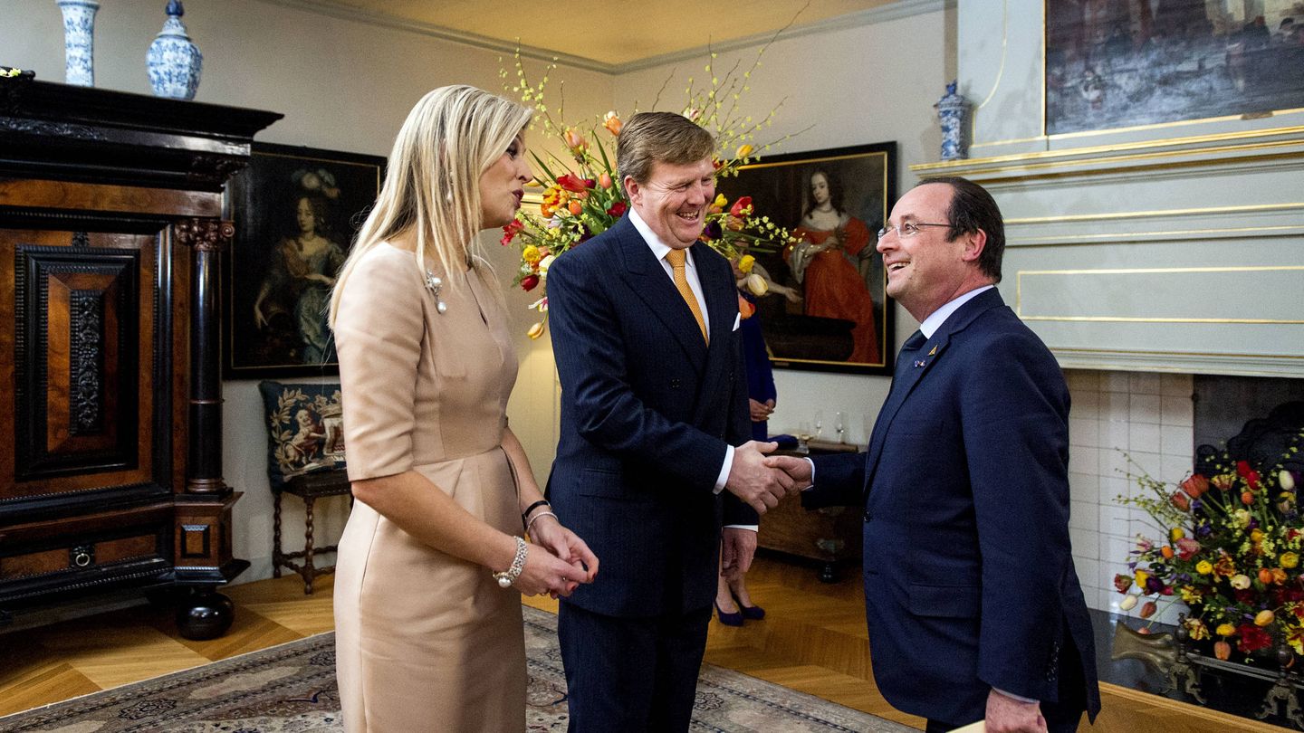 Los reyes con Hollande. (Getty)