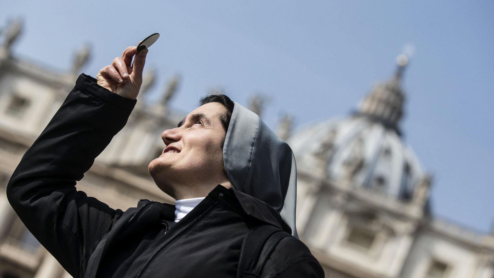 Foto: Una monja, en la plaza de San Pedro en el Vaticano (EFE)