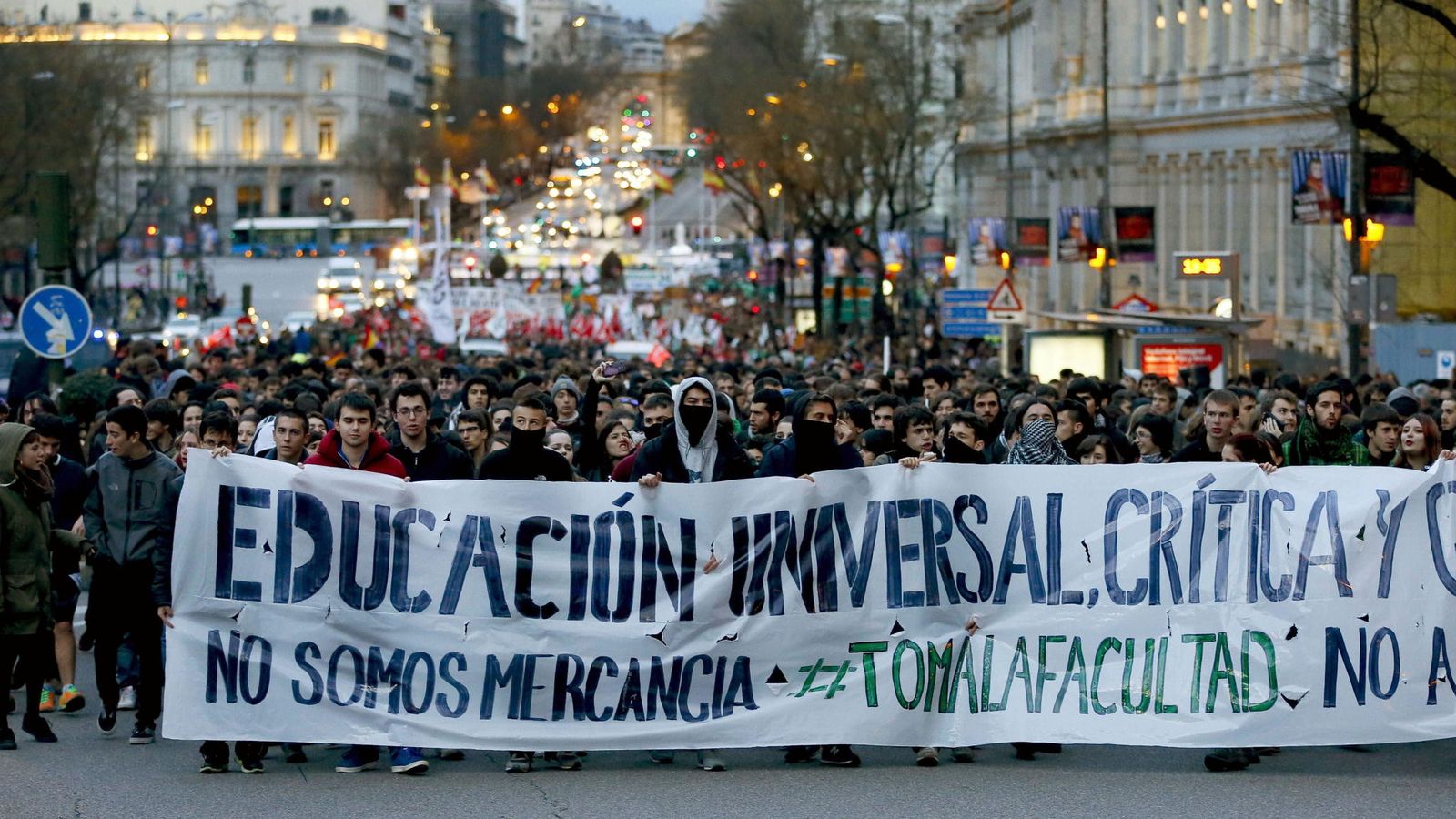 Foto: Una manifestación convocada por CCOO y el Sindicato de Estudiantes recorre el centro de Madrid en protesta por la política educativa del PP. (EFE)