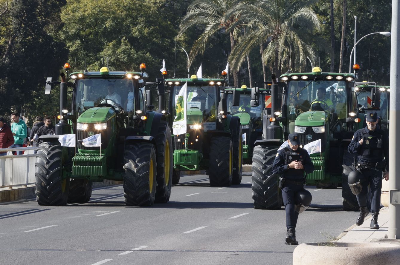 La manifestación ha contado con numerosos tractores por Sevilla. EFE José Manuel Vidal 