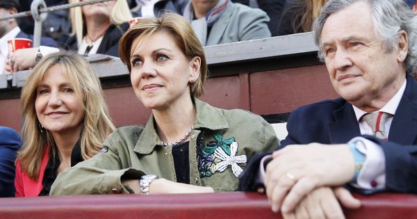 Foto: La secretaria general del PP, María Dolores de Cospedal, y su marido Ignacio López del Hierro. (EFE) 