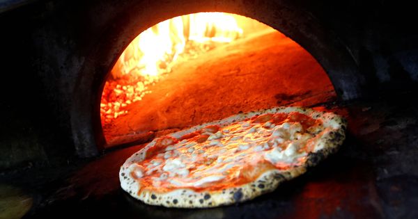 Foto: Pizza margarita preparada según la manera tradicional. (Reuters) 