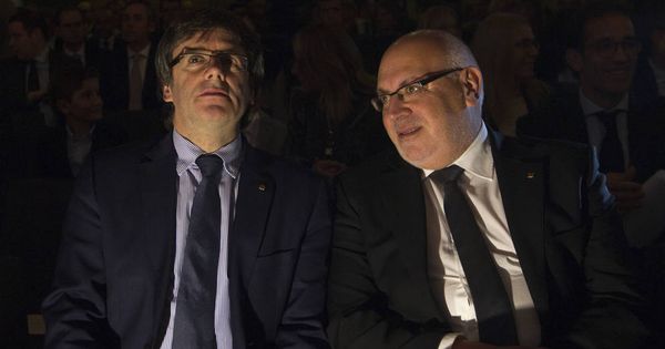 Foto: El presidente de la Generalitat, Carles Puigdemont (i), junto al ya 'exconseller' de Empresa Jordi Baiget (d). (EFE)