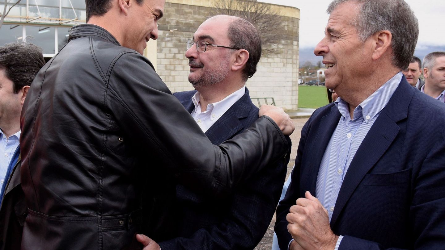 Sánchez y Lambán se saludan ante el líder del PSOE de Huesca, Antonio Cosculluela, en Ayerbe. (EFE)