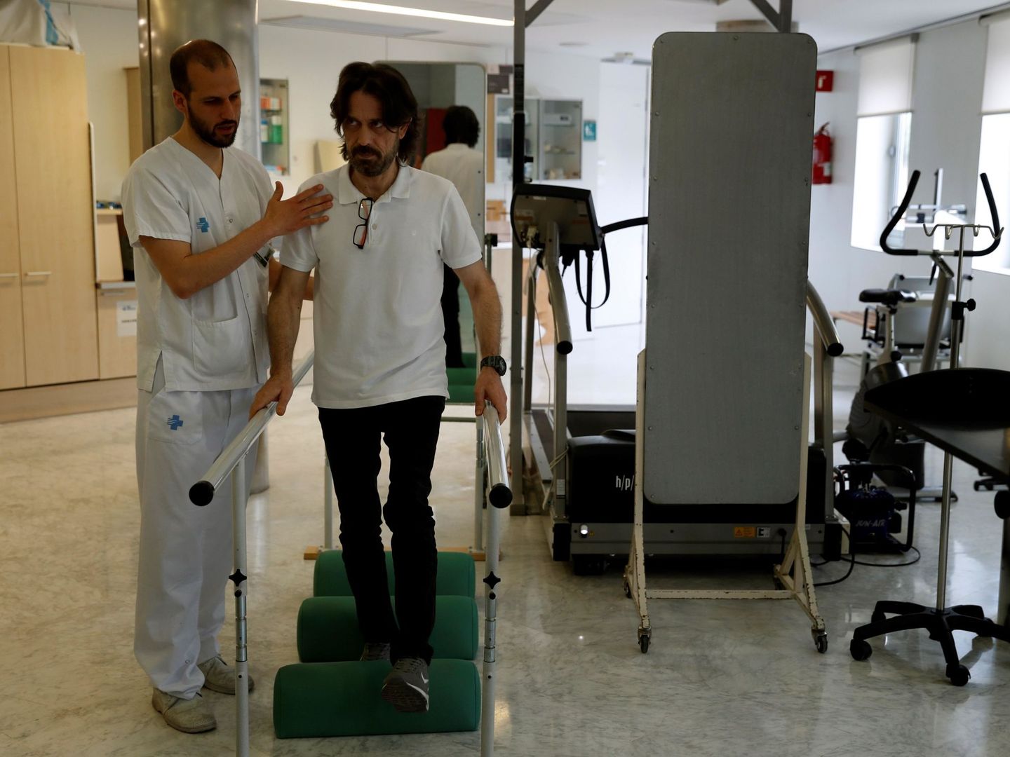 Un paciente se recupera de un ictus con un ejercicio de rehabilitación de fisioterapia en el Hospital Vall d'Hebron. (EFE)