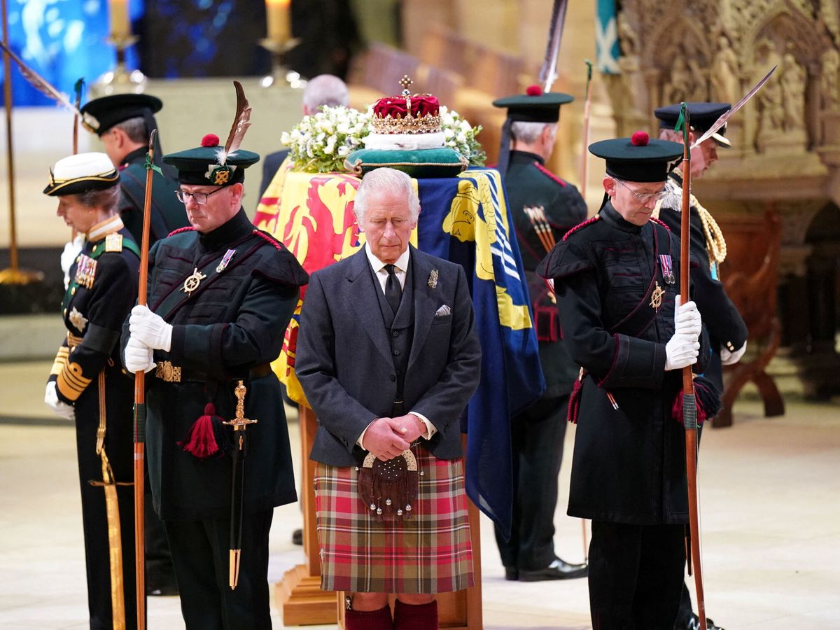 Foto: El rey Carlos III y otros miembros de la familia real celebran una vigilia en la catedral de San Giles, en Edimburgo. (Reuters/Pool/Jane Barlow)