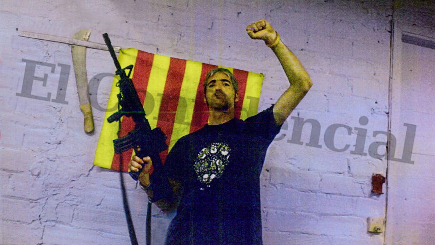 Uno de los CDR detenidos, Alexis Codina, en una imagen 'típica' previa a una acción, según la Guardia Civil. (Imagen: EC)