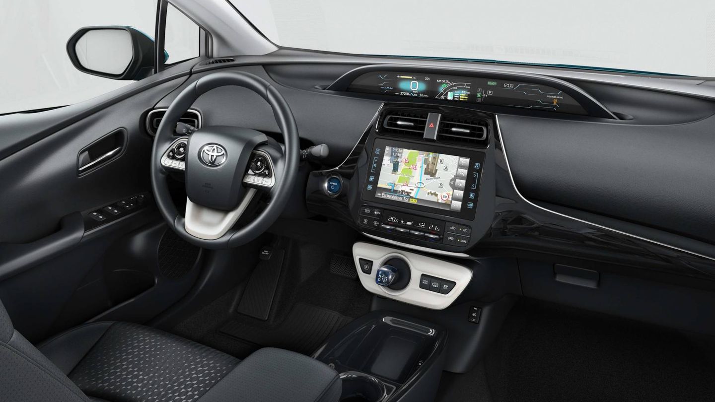 Interior del nuevo Toyota Prius Plug-in que sustituye al híbrido disponible hasta ahora. 