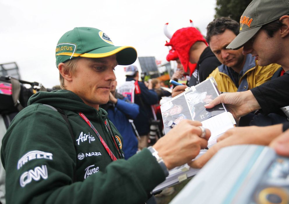 Foto: Heikki Kovalainen firmando autógrafos con el uniforme de Caterham.