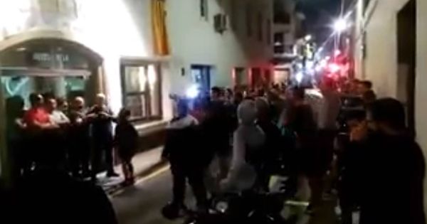Foto: Imagen del acoso que la Guardia Civil sufrió la noche del lunes en Calella. (Twitter)