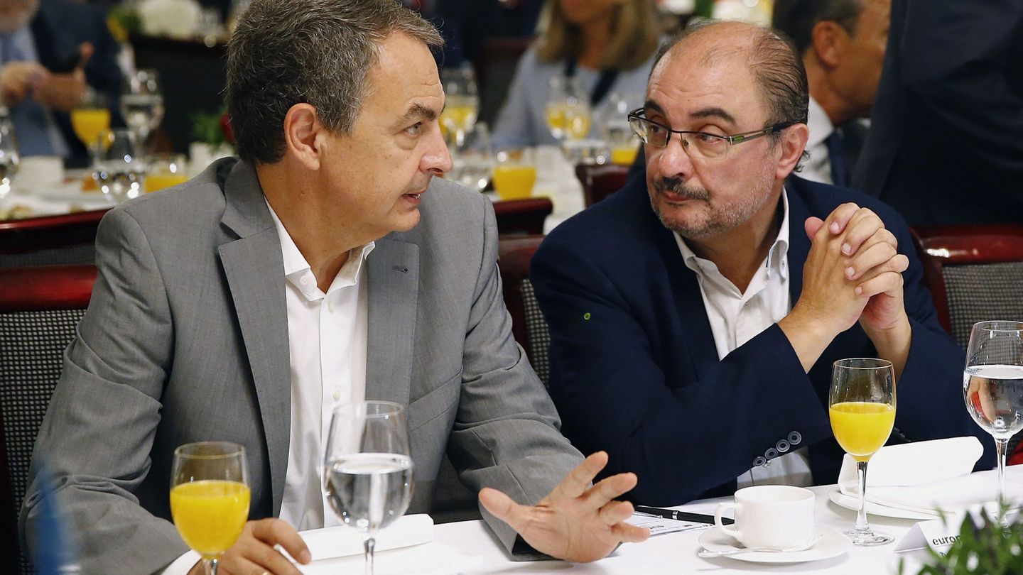 El expresidente José Luis Rodríguez Zapatero y el presidente de Aragón, Javier Lambán, este 5 de septiembre en el desayuno informativo en el Villa Magna de Madrid. (EFE)