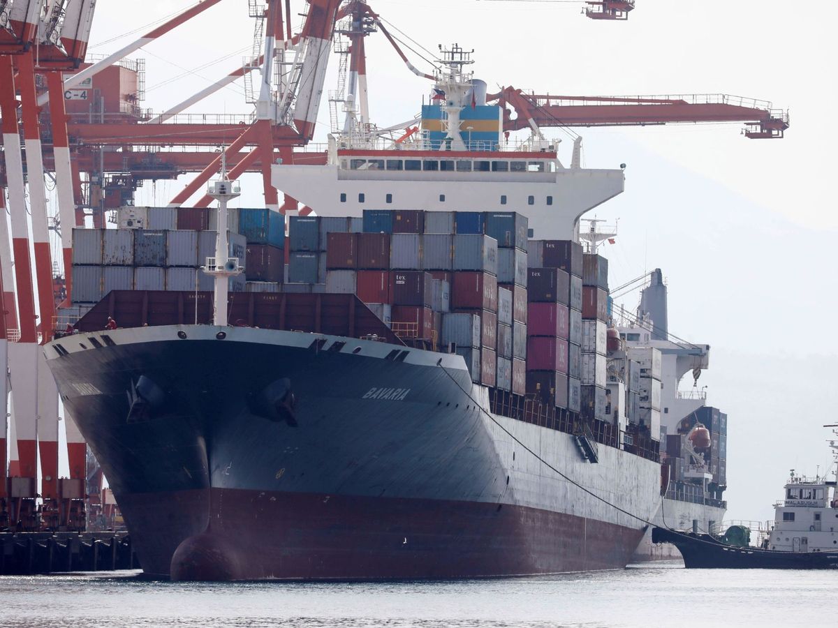 Foto: Un carguero lleno de mercancías en el puerto de Filipinas. (EFE)