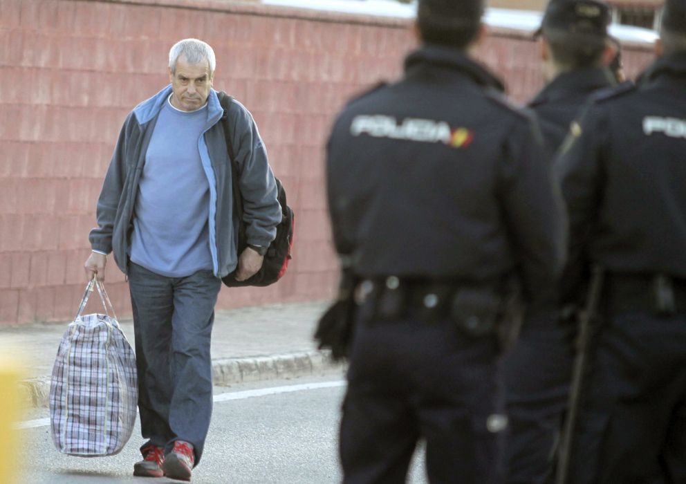 Foto: El etarra Ignacio Fernández de Larrinoa deja la cárcel de Puerto I. (Efe)