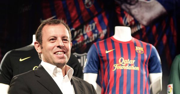 Foto: El expresidente de Barcelona posa junto a las camisetas del FC Barcelona con el patrocinio de Qatar Foundation. (Reuters)