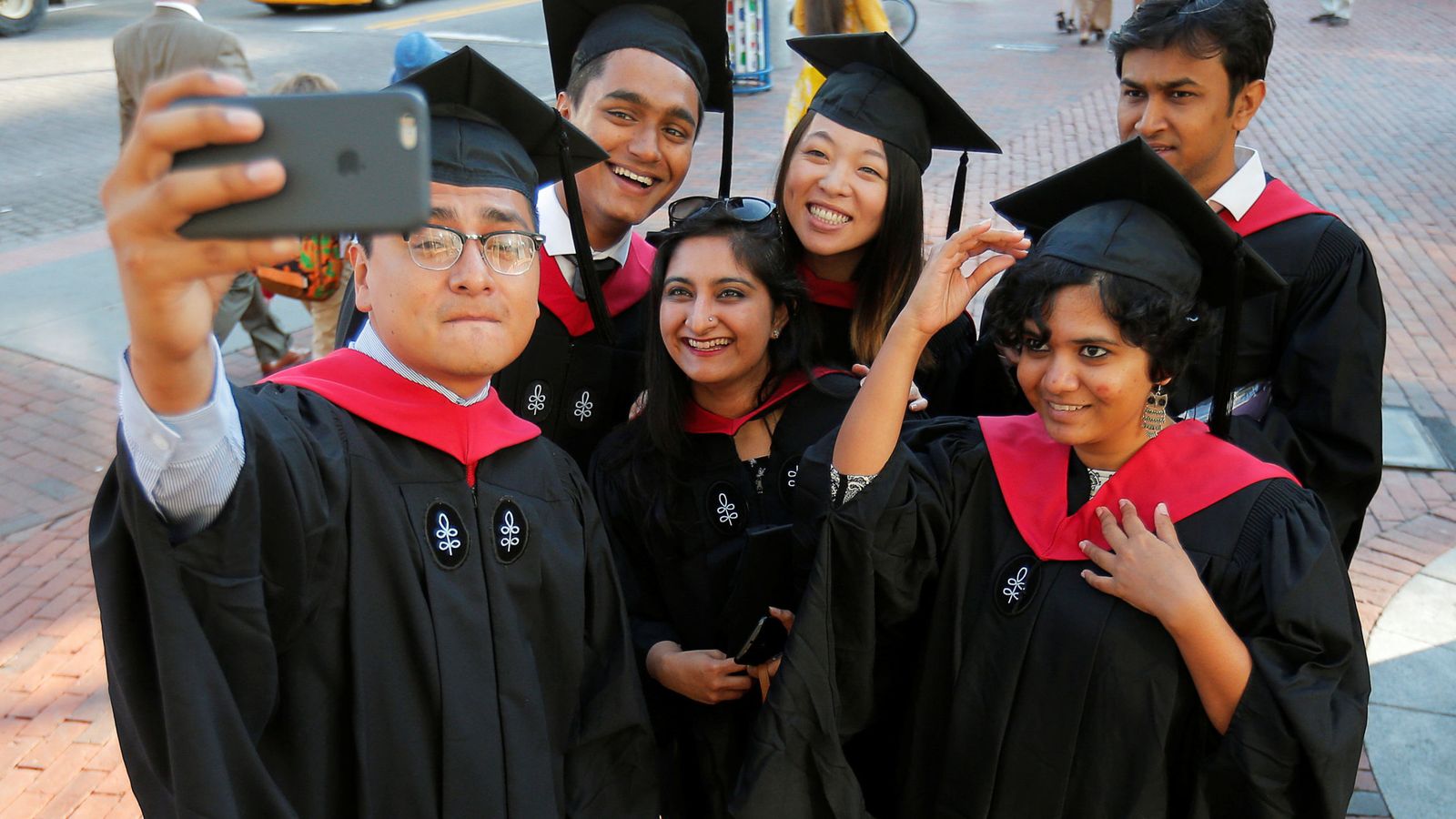 Foto: Varios universitarios se hace un selfi durante su graduación. (Reuters)