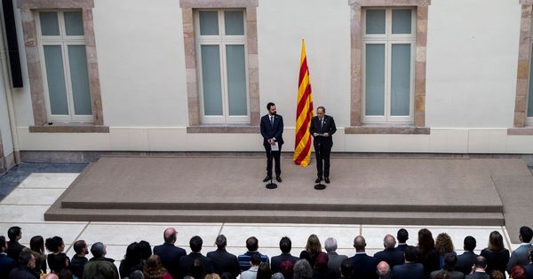 Foto: El presidente de la Generalitat de Cataluña, Quim Torra (d), y el del Parlamento, Roger Torrent (i), durante la declaración institucional que hicieron el pasado 2 de noviembre. (EFE)