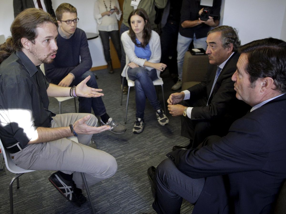 Foto: Pablo Iglesias, Irene Montero e Íñigo Errejón junto a Antonio Garamendi y Juan Rossel en una reunión en 2015. (Reuters)