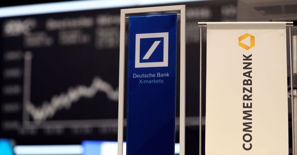 Foto: Carteles con los logotipos de Deutsche Bank y Commerzbank