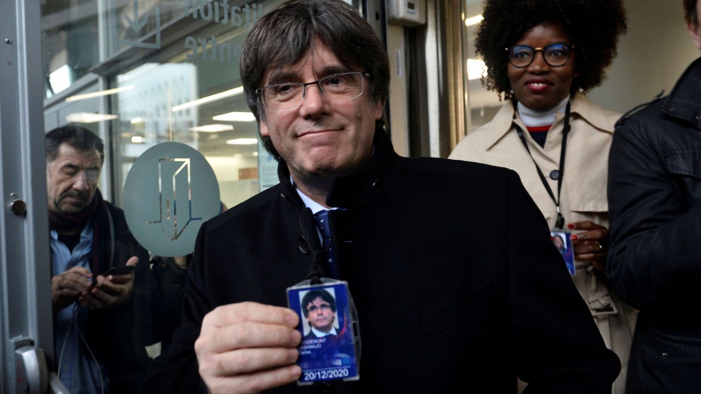 Carles Puigdemont muestra su tarjeta de acceso al Parlamento Europeo. (Reuters)