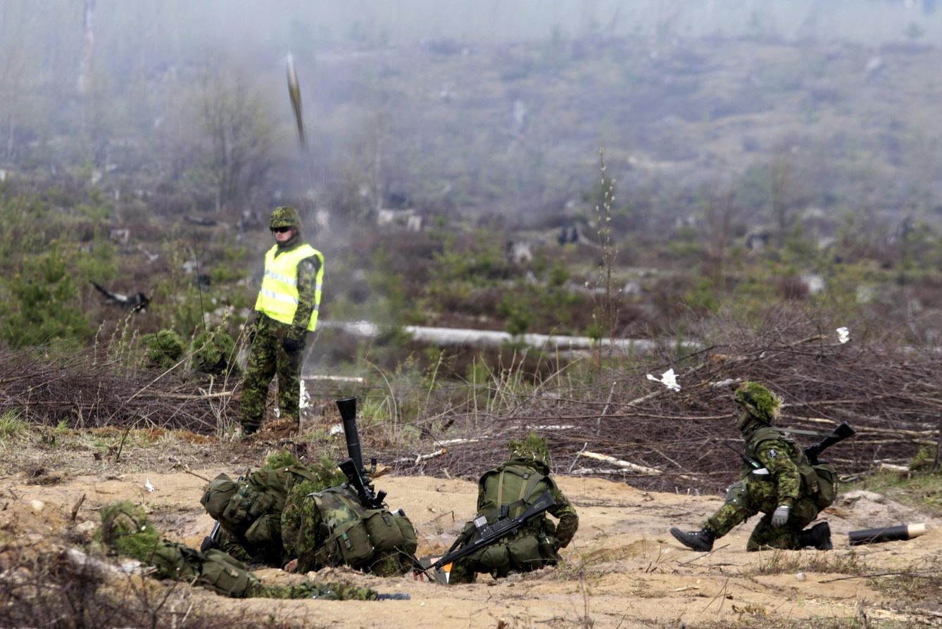 Soldados estonios disparan un mortero durante los ejercicios Hedgehog 2015 de la OTAN en la zona de entrenamiento de Tapa, Estonia, en mayo de 2015. (Reuters)
