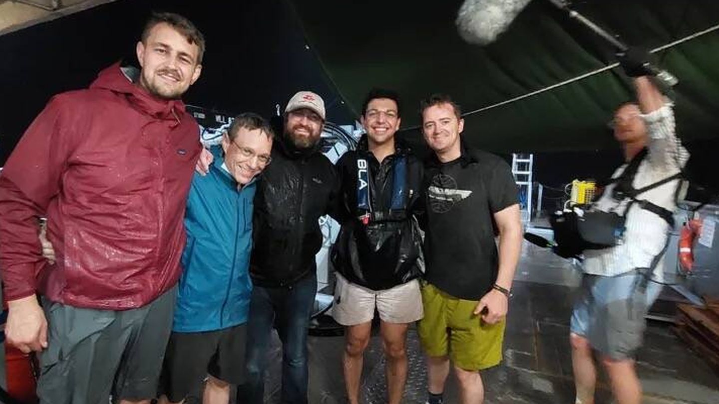 La recuperación de la esférula de la carrera 14 se llevó a cabo bajo una lluvia torrencial. De izquierda a derecha: J.J. Siler, Avi Loeb, Charles Hoskinson, Amir Siraj, Ryan Reed y el sonidista del documental, Sean Huntley.