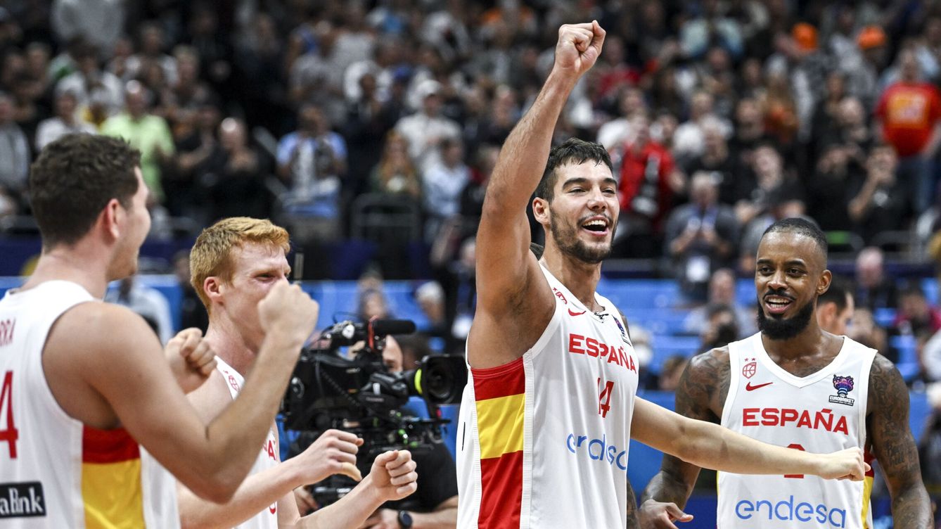 Foto: España celebra su victoria en el Eurobasket. (EFE/Filip Singer)