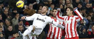 El derbi de las artimañas concluye con Ramos y Diego Costa fundidos en un abrazo