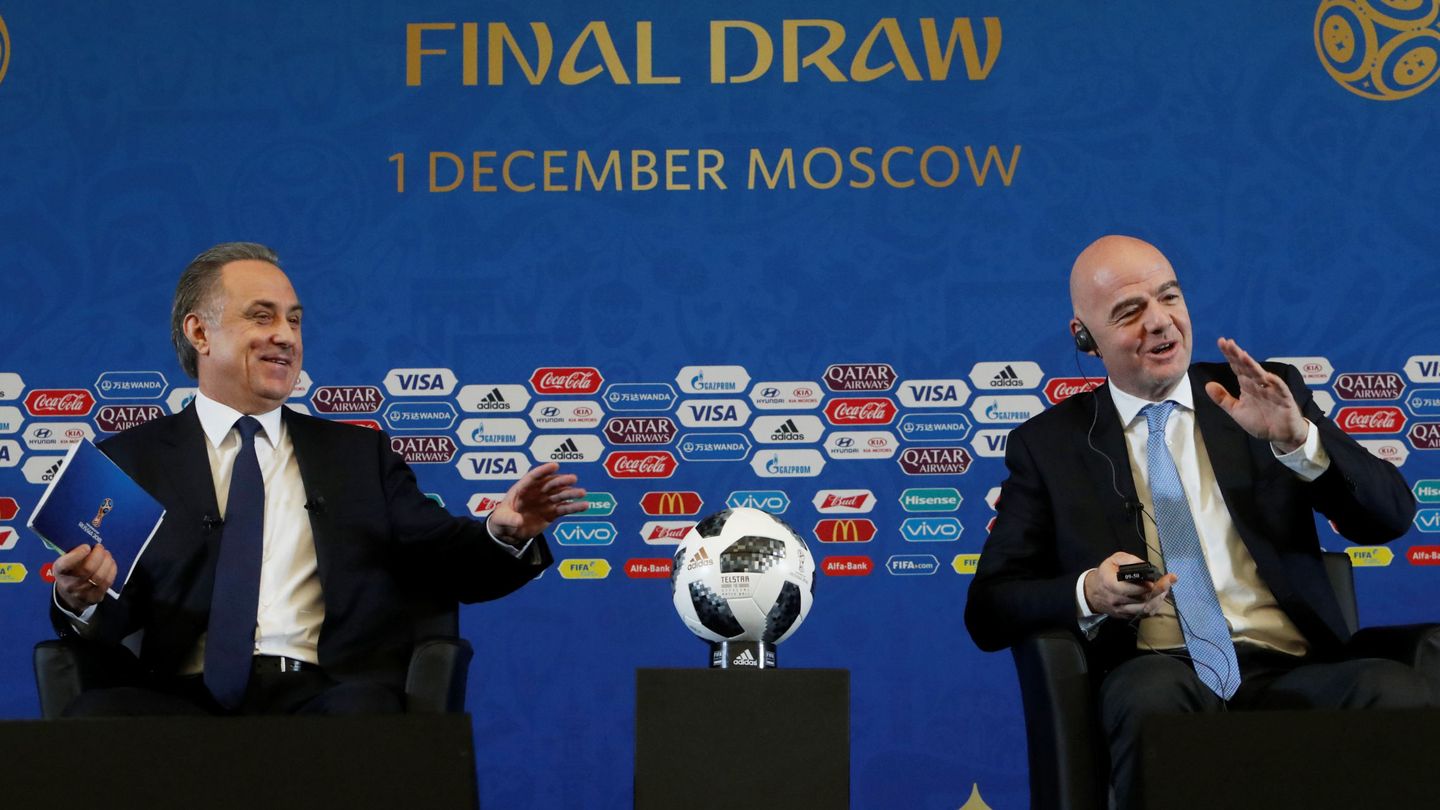 Mutko, expresidente del comité organizador de la Copa del Mundo, e Infantino durante una rueda de prensa el 1 de diciembre en Moscú. (Reuters)
