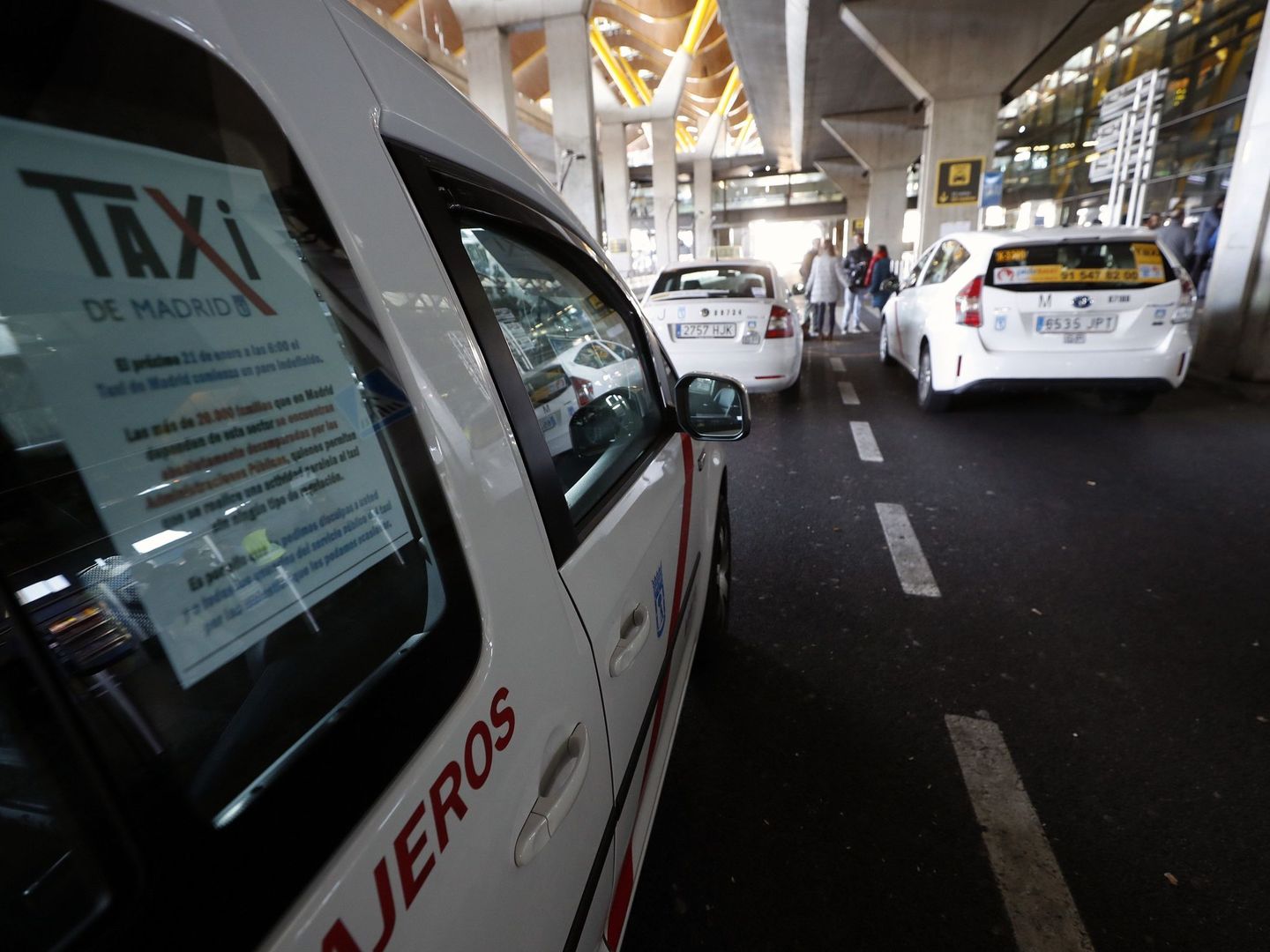 Decenas de taxis, estacionados en la T-4 del aeropuerto de Barajas. (EFE)