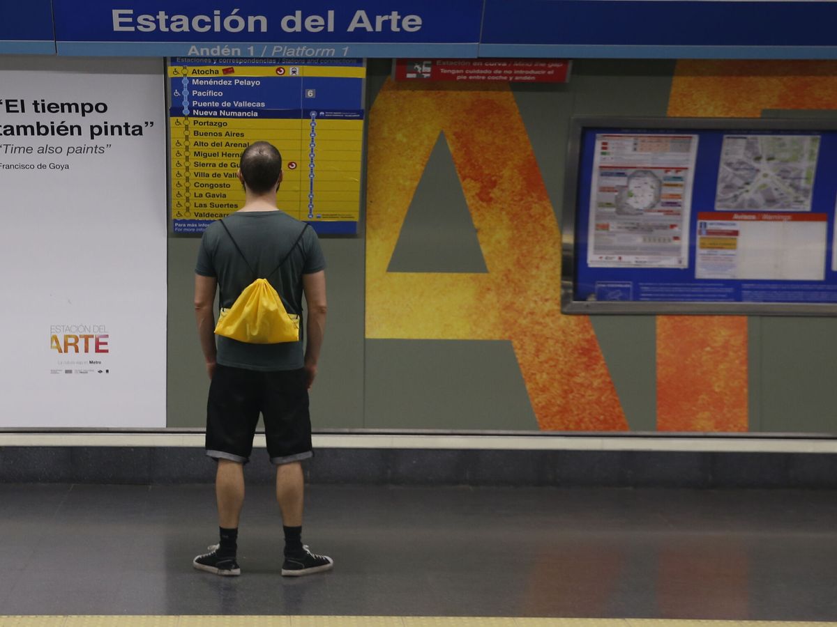 Foto: Un hombre mira un cartel en una parada de Metro. (EFE/Gema García)