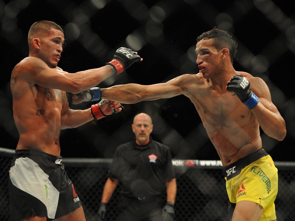 Foto: Charles Oliveira, con calzón amarillo, en un combate anterior de UFC. (USA Today)