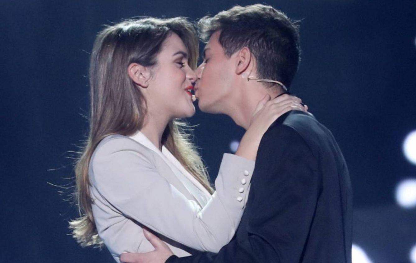Amaia y Alfred se besan tras interpretar 'Tu Canción' en la gala de Eurovisión de 'OT 2017'.