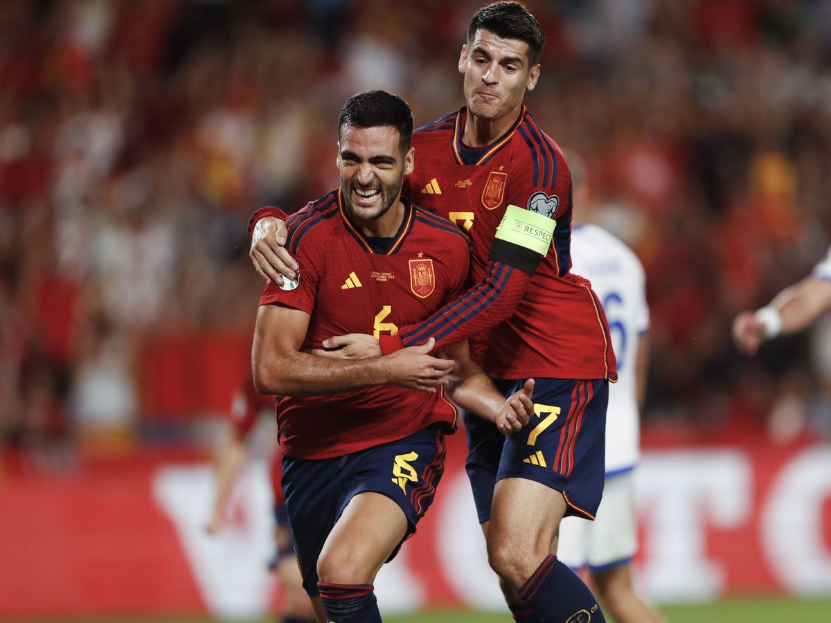 Foto: Mikel Merino y Álvaro Morata celebran un gol. (EFE/Jorge Zapata)